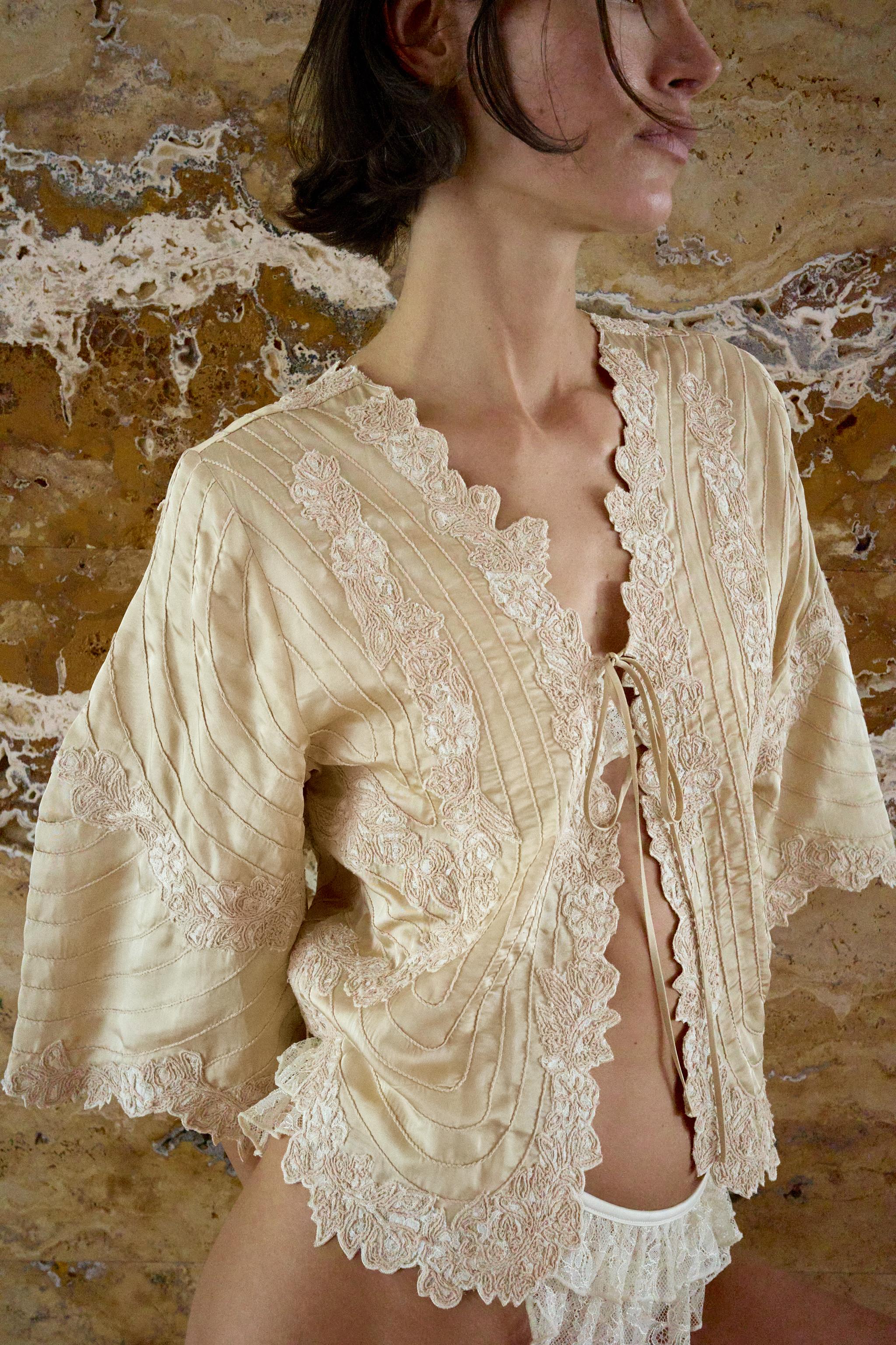 FLORAL EMBROIDERED SATIN EFFECT CAPE